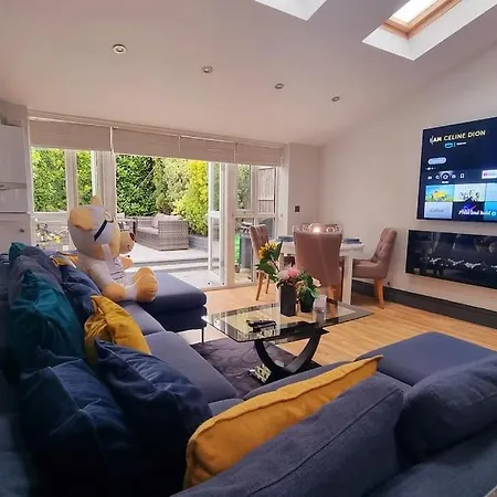 3 Bed Home With Cinema, F1 Racing Sim, 1 Gb Internet, Bbq, Garden, 20 Mins London, Parking, Ev Port, Metro 5 Mins Walk